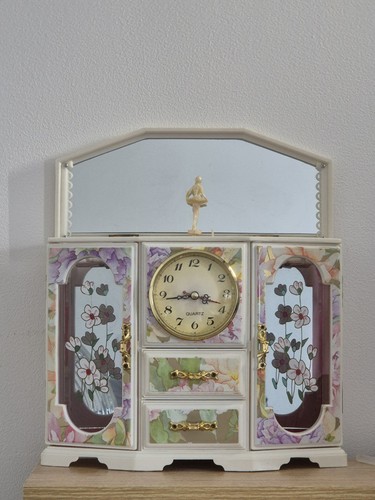 Vintage musical jewellery box - jewellery,