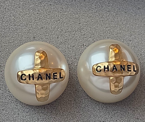 Chanel pearl clip - chanel, stud