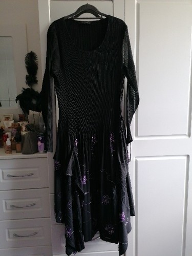Stunning black crystal - stunning, pleat