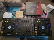 1x Pioneer DJM-850 Mixer, 2x