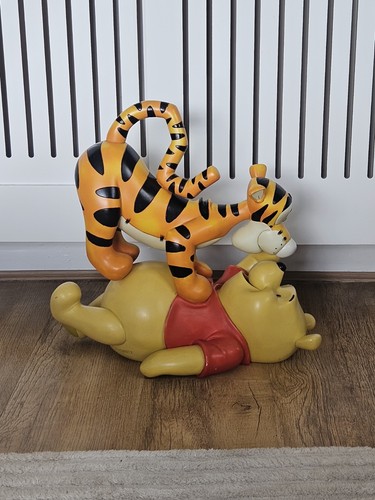 Winnie the pooh and tigger - winnie,