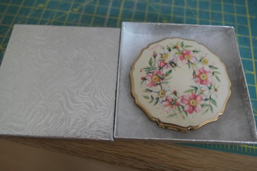 Stratton compact floral - compact,