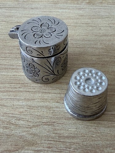 Williams pewter thimble - a, e