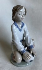Lladro Female Team Player Figurine Kneeling Soccer Pose (1994)