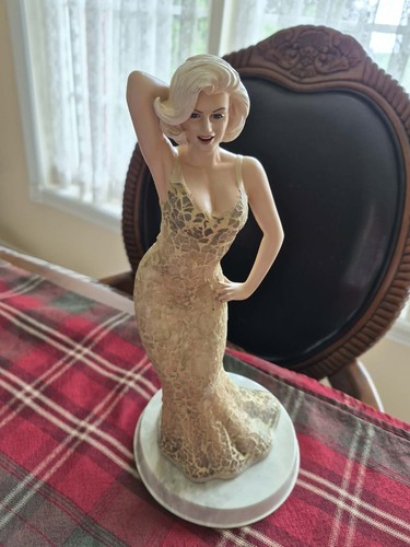Marilyn monroe figurine - monroe,