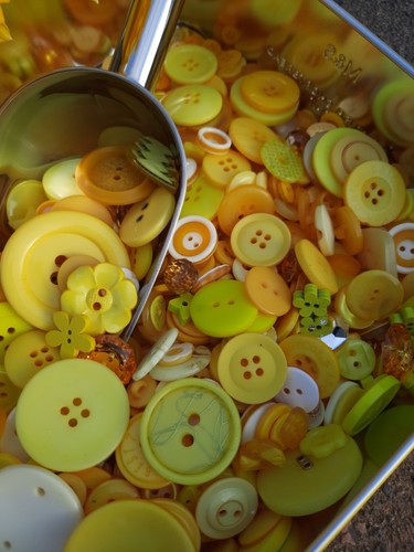Mixed 50g yellow buttons - 50g,