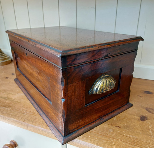 Vintage mahogany keepsake - , box