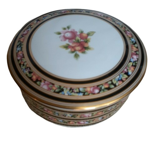 Wedgewood clio covered box - covered, 5"
