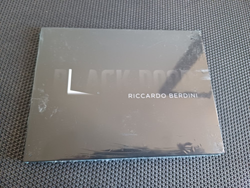Black door magic trick - black,