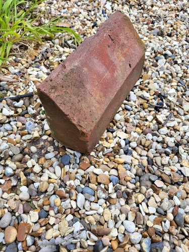 Red plinth stretcher brick - plinth,