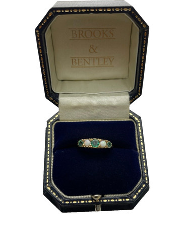 Emerald opal ring 9ct - &, gold