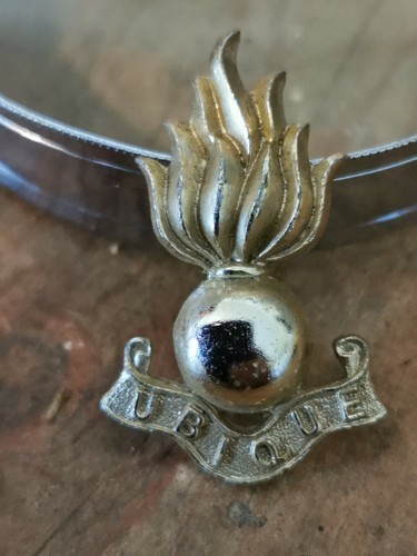 Ubique badge plastic - ubique,