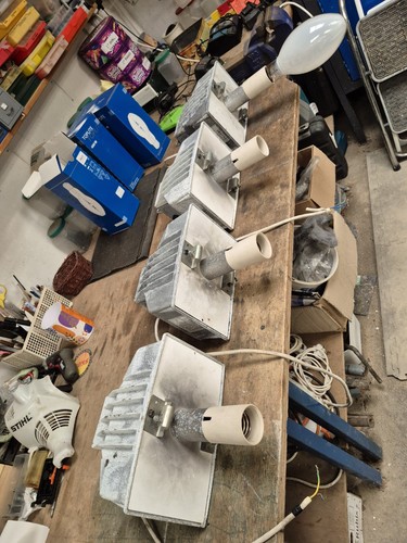 Sodium street floodlights - /,