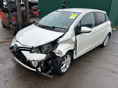 Toyota yaris hybrid white - toyota, 1.5