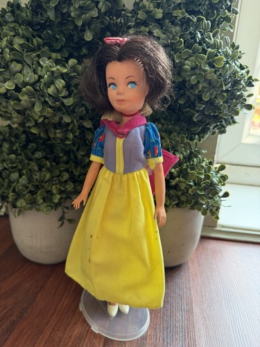 Sindy snow white - white, and