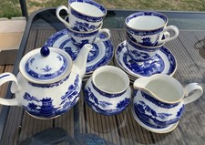 Ringtons wade exclusive willow pattern tea set & tea plates 
