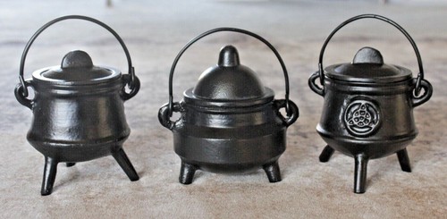 Cast iron cauldron with - iron,