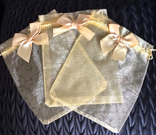 Pretty yellow gold with bow - yellow,