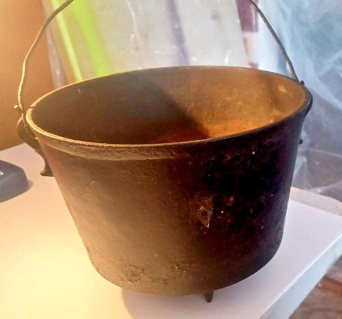 1800 cast iron stew bean - 1800's,