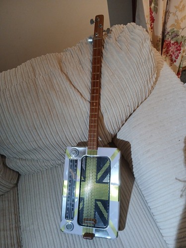 Cigar box guitar - cigar,