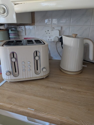 Cream and wood kettle - and, 4