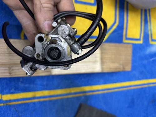 Suzuki 250 oil pump - oil,