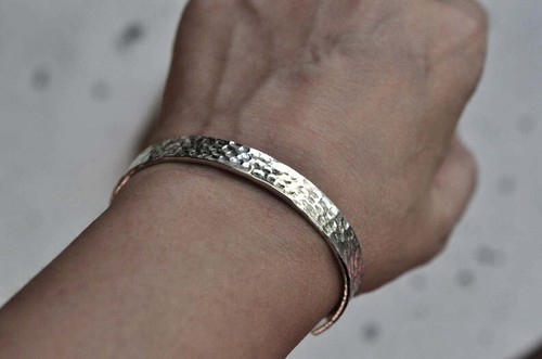 Hammered design bangle 925 - hammered,
