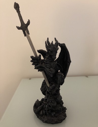 Black dragon large resin - black,