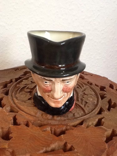 Royal doulton small character - royal,