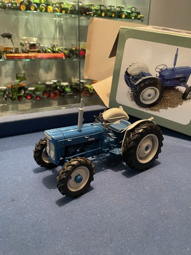 Universal hobbies fordson - hobbies,