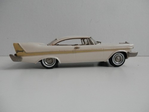 Scale white metal model - white,