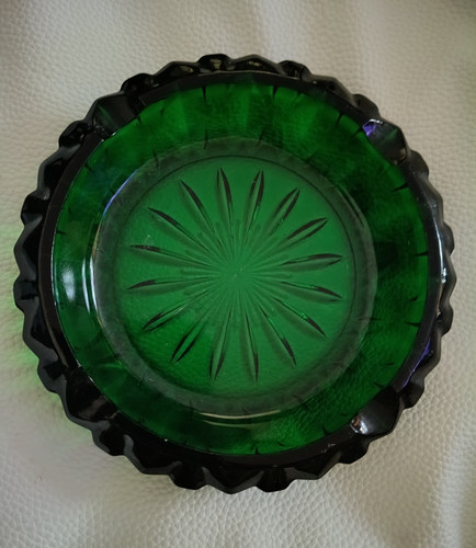 Emerald green round pressed - green,