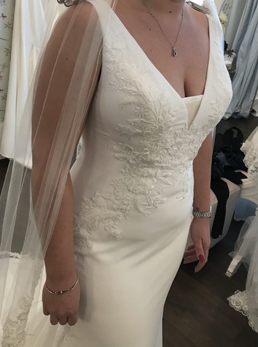 Ivory lace neck - v-neck, sleeveless