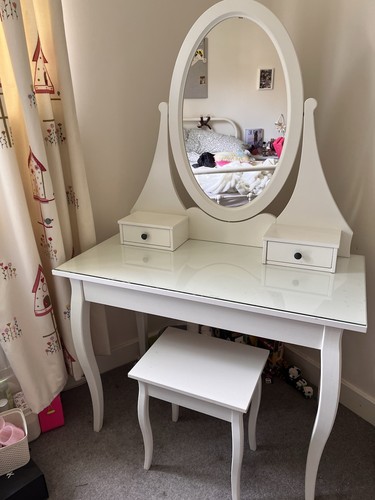 White dressing table with - dressing,
