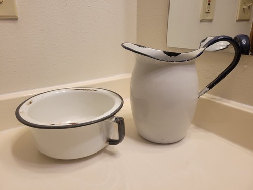 Enamelware chamber pot - 7",