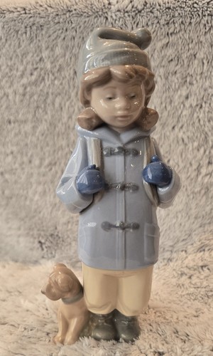 Nao lladró girl with dog - by,