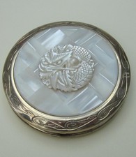 VINTAGE ROUND POWDER COMPACT
