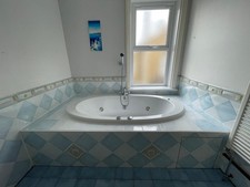 LARGE WHIRLPOOL JACUZZI BATH + PUMP + TAPS + SHOWER + FITTINGS - 6 POWERFUL JETS