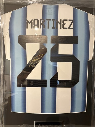 Lisandro martínez signed - lisandro,