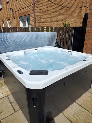 Hot tub jacuzzi - hot,