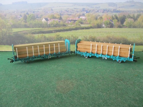 Hornby log carriers with - 2, x