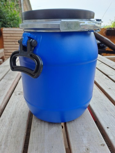 Plastic barrel with lid - , 10