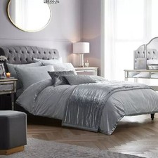 STAR Julien Macdonald Valerie