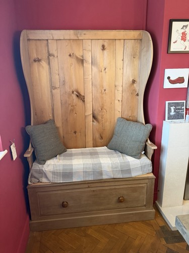 Pew with large base - base, storage