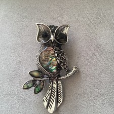 STUNNING SILIVER DIAMANTE INLAID MOTHER OF PEARL OWL BROOCH OR PENDANT.