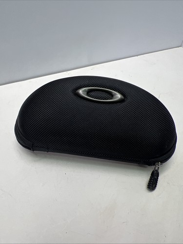 Oakley black semi - semi-hard, zipper