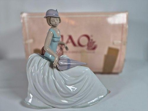 Boxed nao lladro rainy - lladro, a