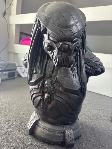 Predator statue - predator,