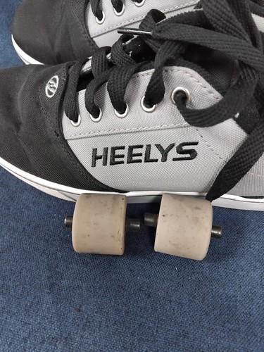 Heelys skate shoes - skate, (b)