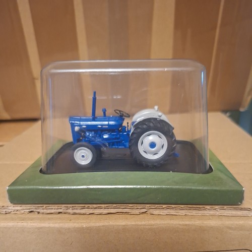 Hachette scale tractor - 1.43,